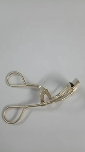 Rizador de Pestañas Suave Sin Pellizcos con Diseño en Ángulo Preciso para un Rizado Hermoso que Dura Todo el Día - Product Image 3