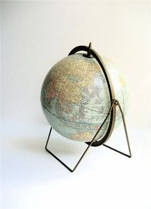 Statue de globe en fer forgé pour bibliothèques domestiques sophistiquées et coins de livres avec des intérieurs sur le thème du voyage - Product Image 6