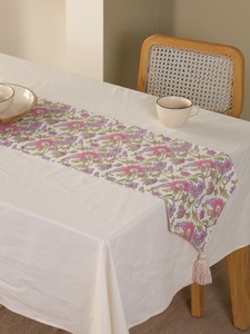 Chemin de table double couche en toile slub premium imprimée au bloc, motif floral, avec pompons, style damassé tissé, rose floral pour salle à manger - Product Image 1