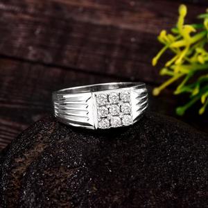 Anillo de Compromiso y Boda de Plata de Ley 925 de Primera Calidad, Moderno y Lujoso, con Moissanita y Engaste de Puntas, Unisex - Product Image 1