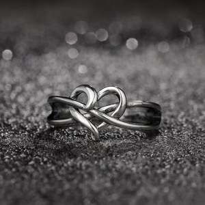 Anillo de Plata de Ley con Corazones Entrelazados Jeulia - Anillo de Boda con Piedras Preciosas Chapado en Rodio - Product Image 4
