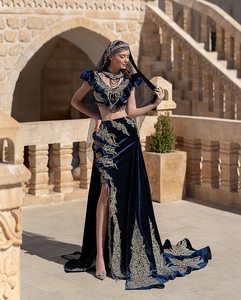 Robe de mariée de luxe traditionnelle en satin, longueur ras du sol, anti-plis, style caftan marocain, col montant, motif floral intégral - Product Image 1
