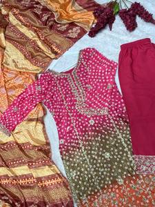 Conjunto Étnico Premium Listo para Usar: Kurti de Mujer con Bordado Exquisito y Pantalón de Diseño, y Elegante Dupatta - Product Image 6