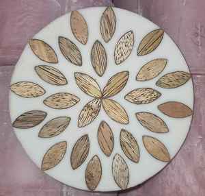 La surface lisse et polie offre un look élégant tout en protégeant vos tables et comptoirs de la chaleur et des rayures des anneaux d'eau. - Product Image 4