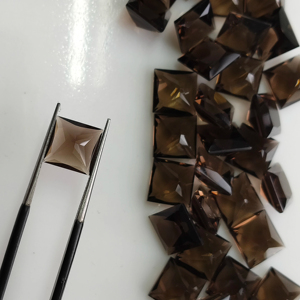 ควอตซ์สโมคกี้ธรรมชาติ 9 มม. ทรงสี่เหลี่ยมเจ้าหญิงคัท คุณภาพดีที่สุด พลอยเม็ดเดี่ยวสำหรับทำเครื่องประดับและสร้อยคอ - Product Image 2