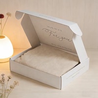 Boîte d'expédition en carton ondulé beige mat de luxe avec logo en feuille d'or pour l'emballage d'expédition de produits de soin de la peau, des soins capillaires, des vêtements et des chaussures