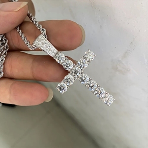Nuevo colgante de Hip Hop cruzado de último estilo en plata de ley 925 y completamente tachonado con diamantes de moissanita de corte brillante redondo - Product Image 3
