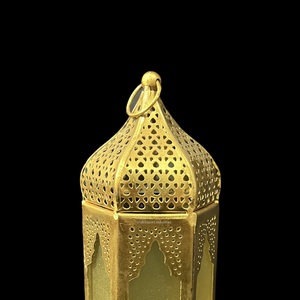 Linterna de vela de latón de lujo Accent con vidrio multicolor para linternas marroquíes decorativas para interiores y exteriores - Product Image 4