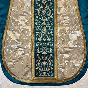 Chasuble romaine en soie turquoise personnalisée avec broderie florale dorée, vêtement liturgique pour prêtre catholique, pour la Messe - Product Image 5
