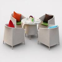 Ensemble de meubles de patio en rotin blanc minimaliste moderne et mobile pour l'extérieur, composé de cinq pièces, avec table en plastique et chaises à dossier.