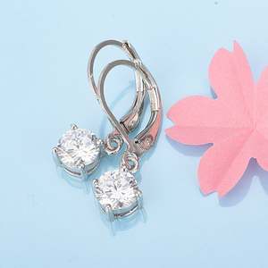 Orecchini Amy e Annette in oro bianco 18 carati con chiusura a leva e cristalli pendenti - Product Image 3