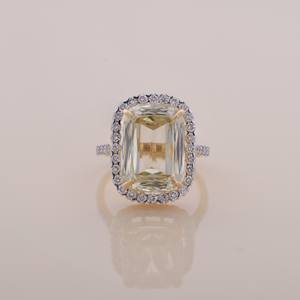 Anillo de halo con diamante amarillo talla esmeralda en oro amarillo, blanco y rosa de 18 quilates con diamantes laterales redondos, joyería fina. - Product Image 1