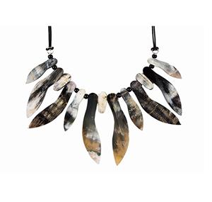 Un collier long en tissu noir avec une corne de buffle crème et noire Collier en corne de buffle naturel Produit indien fait à la main - Product Image 2