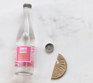 Abridor de Botellas SAM Sostenible de Metal con Forma de Rodaja de Limón con Acabado Dorado Antiguo - Product Image 2