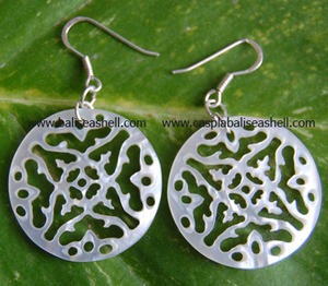 Pendientes de Concha Marina, Joyería de Plata Hecha a Mano de Bali, Diseño Redondo de 32 mm, Concha Artística para Regalo - Product Image 3