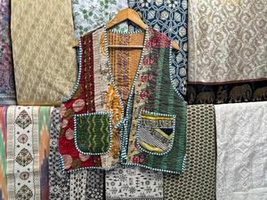 Chaleco acolchado de algodón recortado hecho a mano para mujer, abrigo Floral con cuello en V, regalos de vacaciones, chaqueta sin mangas para mujer, acolchado sostenible - Product Image 5