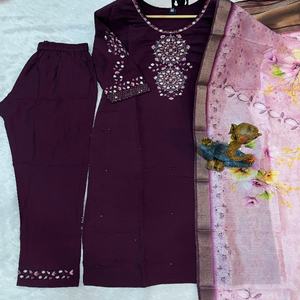 Soie Viscose de qualité supérieure avec fil à broder travail pantalon Kurti et Dupatta femme fabricant de mode de Surat - Product Image 1