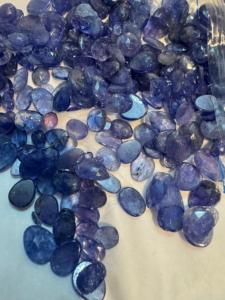 Piedras preciosas sueltas facetadas de tanzanita natural de un lado Calidad comercial disponible en corte de corazón de pera ovalada azul para la fabricación de joyas - Product Image 4