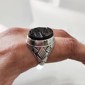 Bague pour homme en argent sterling 925 avec pierre précieuse naturelle brute de tourmaline noire, pierre de naissance d'octobre, bijoux arabes orientaux - Product Image 1