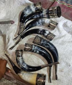 Cuerno Nórdico de Cuerno de Búfalo Natural con Moldura de Latón y Correas de Cadena de Acero, Acabado Pulido, Alta Calidad - Product Image 1