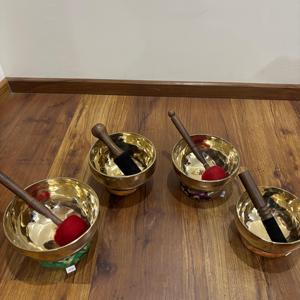 Cuenco con sonido de Metal de bronce hecho a mano, tema de Chakra de estilo tradicional para la práctica diaria de meditación, artesanías de Metal budista - Product Image 1