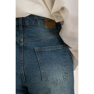 กางเกงยีนส์ทรงบาร์เรลฟิตขากว้าง WM-JNS-SS25-008 สไตล์แฟชั่นเรียบง่าย - Product Image 2