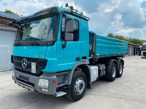 Camion benne d'occasion Mercedes-Benz Actros 3344 6x4 de 2011, poids lourd, pour le transport de charges en acier, destiné à la construction et aux mines - Product Image 1