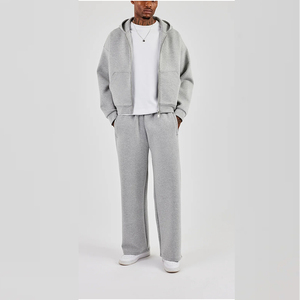 Ensemble de survêtement gris clair pour homme avec veste à capuche zippée et pantalon ample pour un style décontracté et sportif Survêtement 2026 - Product Image 1