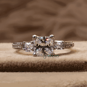 Princesa y diamante de corte redondo solitario con acento anillo de compromiso para mujer - Product Image 1