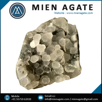 Calcedoine noire en grappe, spécimen de pierre précieuse de guérison, sculptée style amour avec effet d'ombre, qualité supérieure, prix usine fournisseur indien