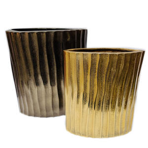 Design industriel Vase à fleurs en métal durable et élégant Vase de sol pour la décoration intérieure et les occasions de baptême - Product Image 4