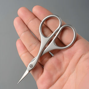 Ciseaux à ongles professionnels légers en acier inoxydable avec bord incurvé et lame tranchante, durables pour les soins des cuticules - Product Image 4