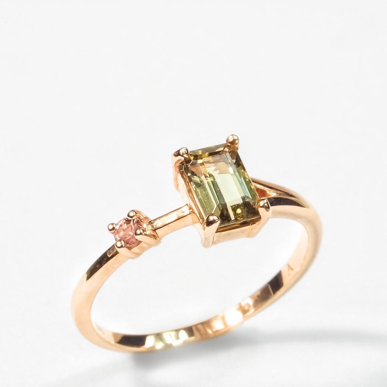 ทัวร์มาลีนสีเขียวและแซฟไฟร์สีชมพู