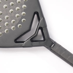 Raquettes de padel spécialisées dans la fabrication artisanale où chaque détail est soigné au maximum pour offrir un fini unique. - Product Image 6