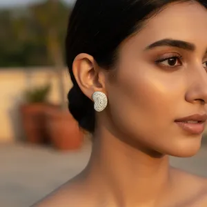 ต่างหูห่วงเงินทรงศาสนาสำหรับผู้หญิง ดีไซน์ทันสมัย ประดับด้วยเพชรคิวบิกเซอร์โคเนียและมุก ชุบโรเดียมบนทองเหลือง เหมาะสำหรับเป็นของขวัญในงานปาร์ตี้ - Product Image 1