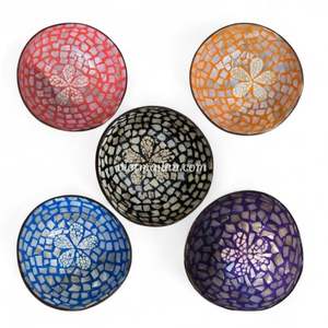 Cuenco de Coco con Incrustaciones de Nácar, Hecho a Mano con Material Natural para Servir Alimentos y Decoración de Interiores, de Vietnam - Product Image 1