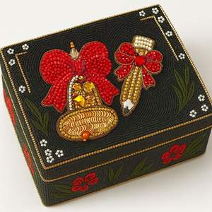 Boîte à bijoux en velours de Noël artisanale de haute qualité, thème de Noël, Père Noël, houx, perles, boîte à bibelots brodée - Product Image 1