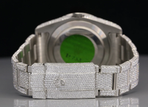 Reloj de diamantes de moissanita con cierre oculto de botón pulsador de alta calidad con reloj de diamantes con tachuelas de diamantes de claridad VVS con logotipo personalizado - Product Image 4
