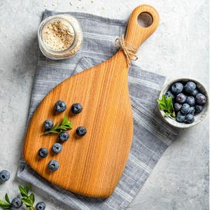 Planche à découper décorative en bois idéale pour rehausser le look des espaces de cuisine à thème rustique ou vintage - Product Image 1