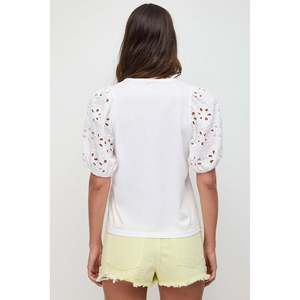 Camiseta Casual de Mujer 100% Algodón con Mangas Abullonadas Bordadas, Cuello de Lazo, Versión Ajustada, Disponible en Tallas 2XL, 3XL y 4XL - Product Image 5