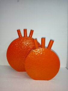 Florero de hierro y metal bellamente diseñado con detalles antiguos hechos a mano para una declaración de decoración floral de inspiración vintage - Product Image 3