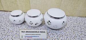 Urne funéraire pour animaux de compagnie en laiton blanc de style américain avec pattes dorées, capacité de 220 pouces cubes, design personnalisable par Brassworld India - Product Image 6