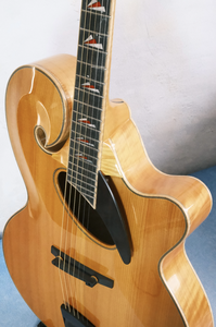Guitarra Jazz Archtop Hecha a Mano <span class=keywords><strong>de</strong></span> 18 Pulgadas, Cuerpo Hueco Artesanal, Arce Flameado, Diapasón <span class=keywords><strong>de</strong></span> Ébano Personalizable, Fabricada con Abeto - Product Image 4