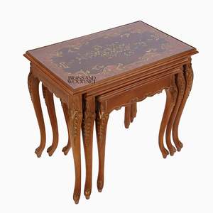 ชุดโต๊ะไม้แบบซ้อนกันสไตล์คลาสสิก พร้อมงานศิลปะตกแต่งสีทองและขาโค้งหรูหราสำหรับตกแต่งบ้านอย่างมีระดับ - Product Image 3