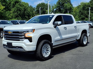 CLEAN 2024 C h e v r o l e t Silver ado 1500 High Country Crew Cab 4WD - Product Image 3