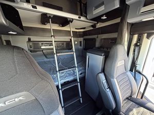 Camión semirremolque de alta potencia Macks PIONEER 64T con cabina elevada de 76 pulgadas - Camión usado en venta - Product Image 3