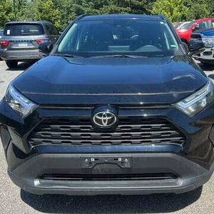 Véhicule d'occasion 2023 XLE Premium, faible kilométrage, transmission automatique, sièges en cuir, jamais accidenté et prêt à être expédié. - Product Image 1