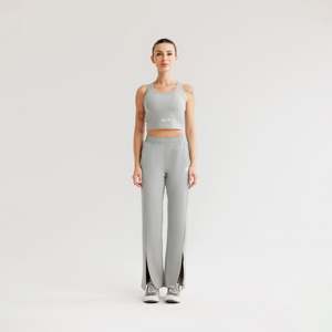 เสื้อชั้นในกีฬาแบบครอปท็อปสีเทาเฟล็กซ์ ออรา - Product Image 1