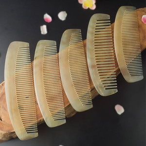 Peine Semilunar de Cuerno Natural, Peine Antiestático de Cuerno de Cabra Portátil, Múltiples Tamaños para Masaje del Cuero Cabelludo y Cuidado del Cabello - Product Image 1