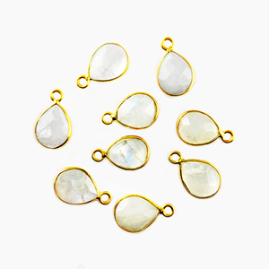 จี้พลอยมูนสโตนสีรุ้ง ขนาด 10x8 มม. รูปทรงลูกแพร์ เจียระไนเหลี่ยม ตัวเรือนเงินแท้ 925 ชุบทองคำแท้ - Product Image 1